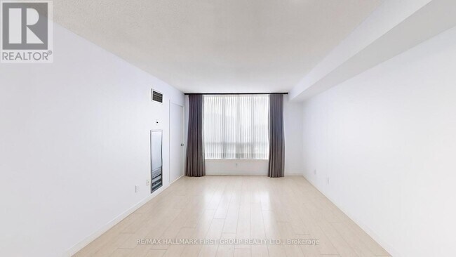 Photo du bâtiment - 711 Rossland Rd E