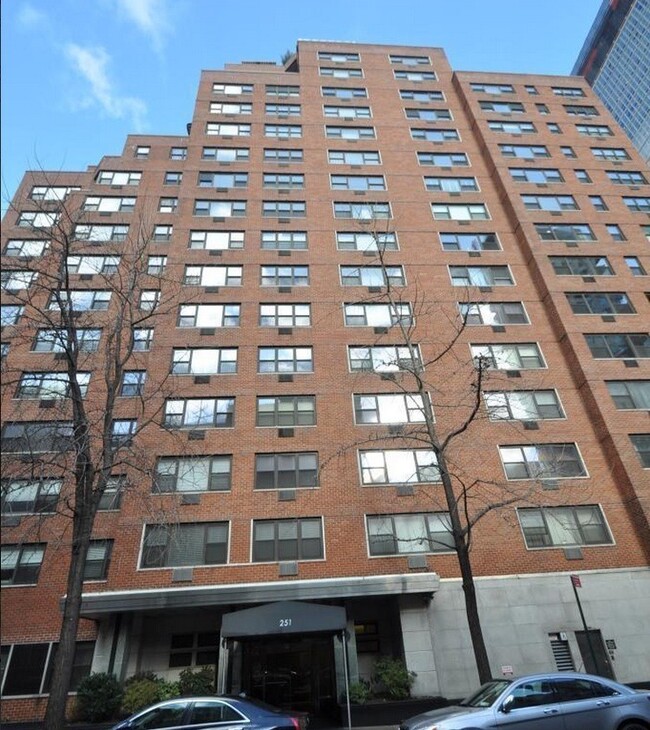 Foto del edificio - 251 E 51st St