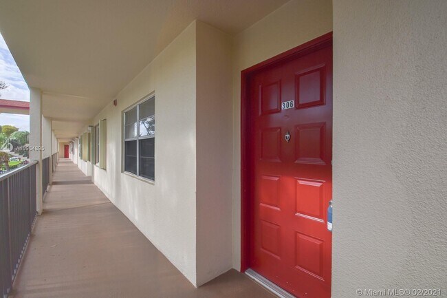Building Photo - 1001 SW 128th Terrace