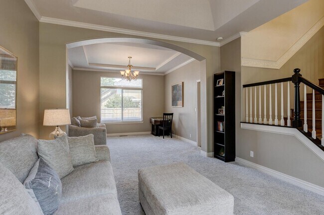 Building Photo - Welcome to this spacious 4 bed 3 bath home...