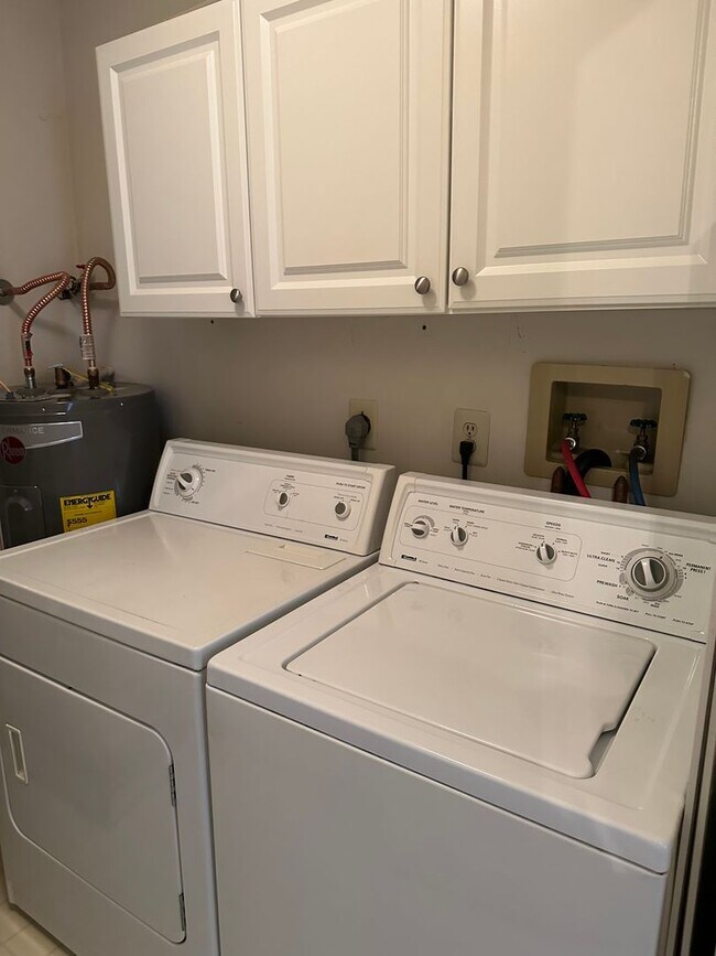 Foto del edificio - renovated 2-story Crestwood Condo! Situated in this great community is this wonderful 2-bedroom 1...