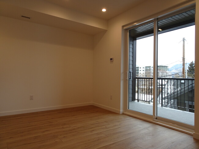 Building Photo - 660 Cawston Ave