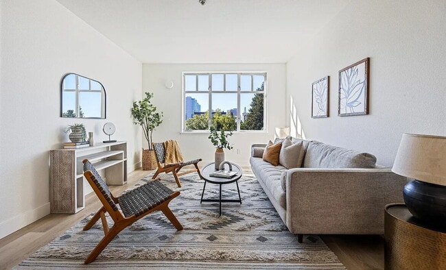Building Photo - "Chic 1-Bedroom Retreat in Oakland with Ha...