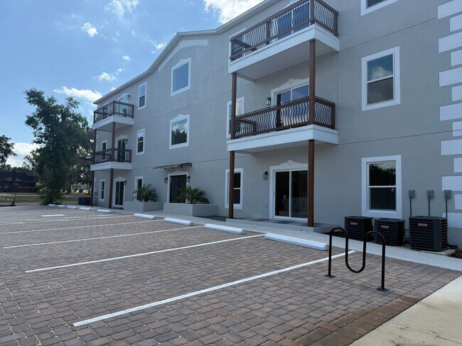 Foto del edificio - Luxury 2 Bed 2 Bath, Downtown Eustis Full ...