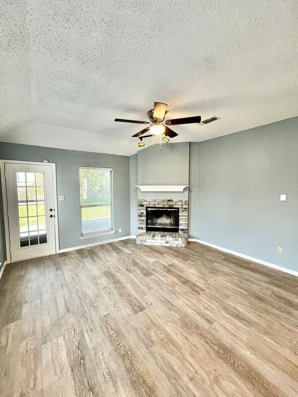 Foto del edificio - 6310 Brookbriar Ct