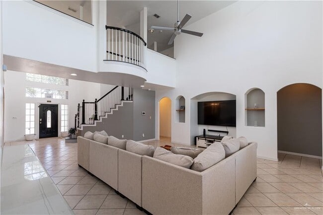 Building Photo - 3003 El Jardin St