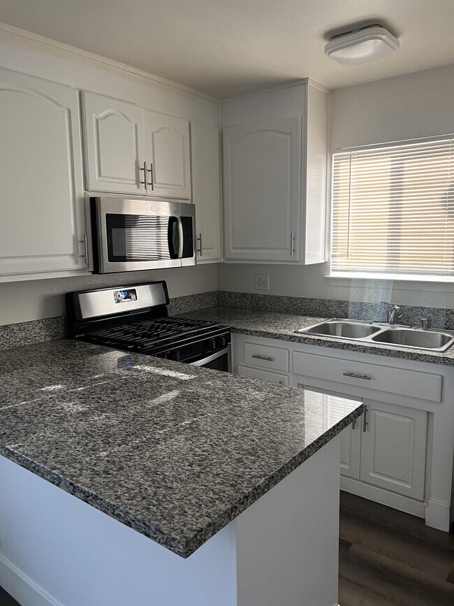 Building Photo - 5950 Hilltop Dr