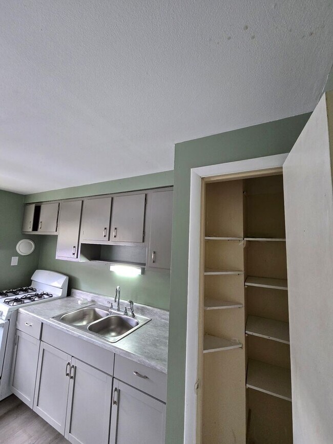 Foto del edificio - 110-118 Milburn Dr