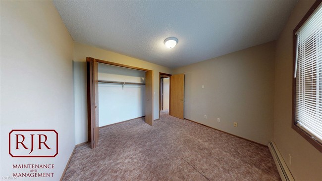 Building Photo - 1218 3rd St NE