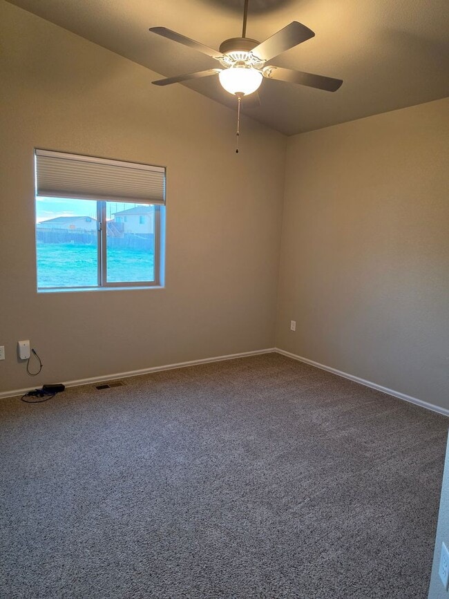 Building Photo - 1058 E Ranch Dr