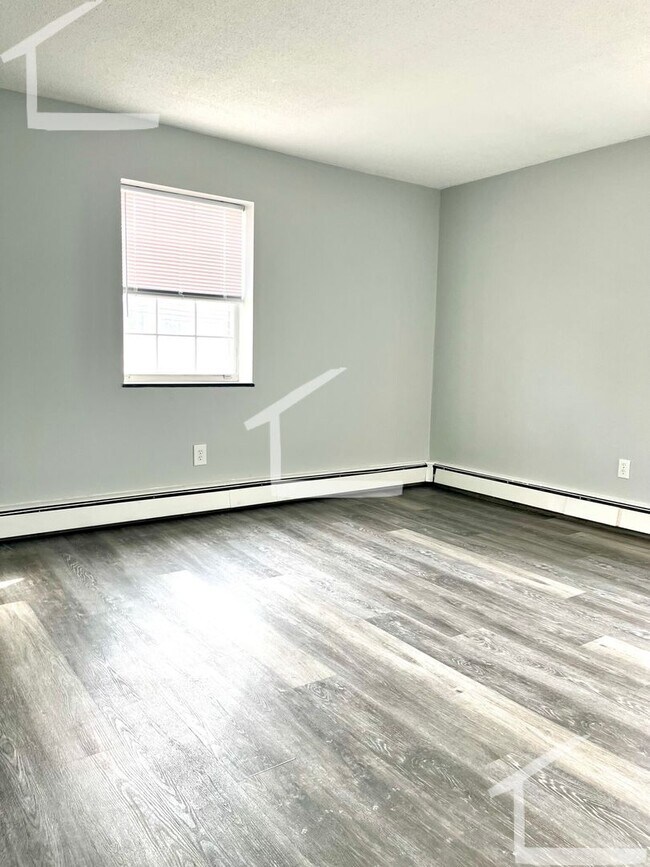 Building Photo - Fully Renovated, One Parking Space is Incl...