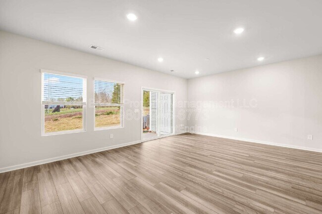Foto del edificio - 5253 Brailey Cir
