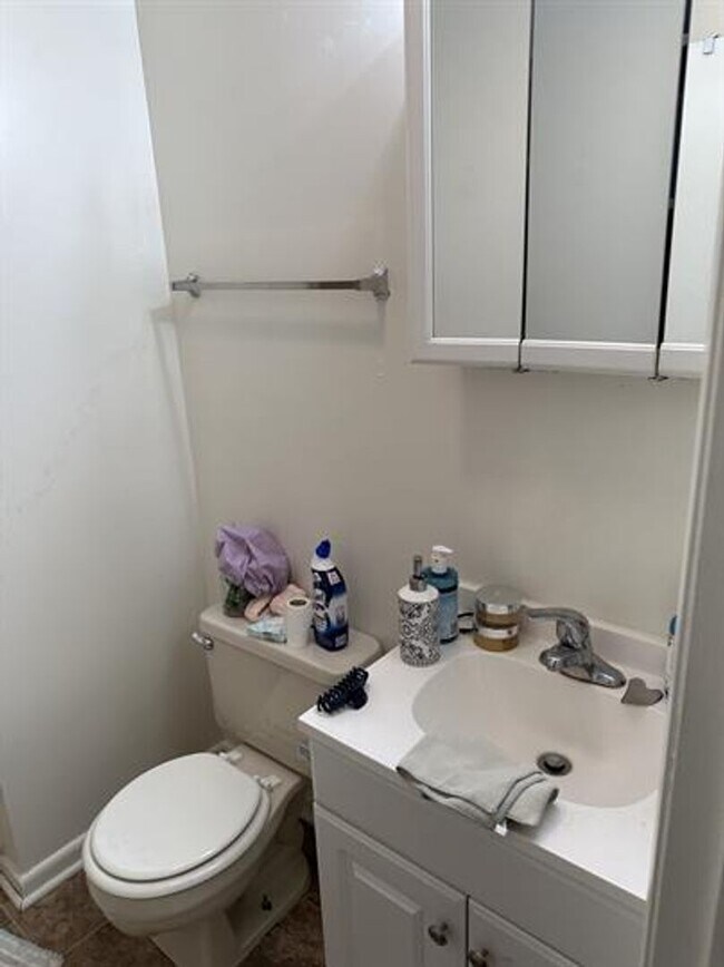 Building Photo - Spacious Townhome Available for 2025