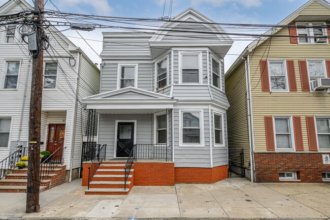 Building Photo - 23 Komorn St