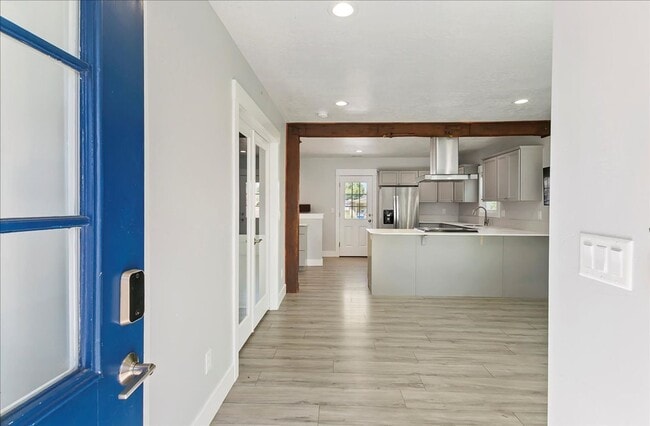 Building Photo - Bright, Spacious Home in Prime Southeast B...