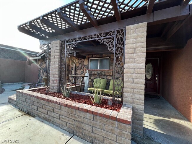 Building Photo - 5412 Doe Ave