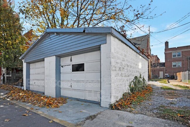 Building Photo - 200 W Martin St