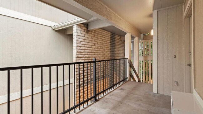 Building Photo - 1209 W Plum St