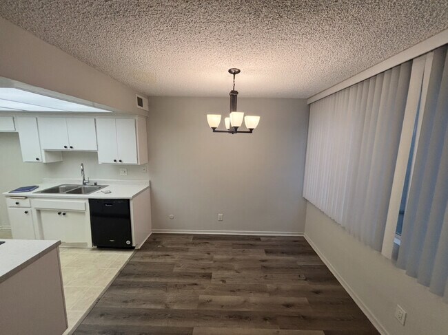 Foto del edificio - 1626 N Poinsettia Pl