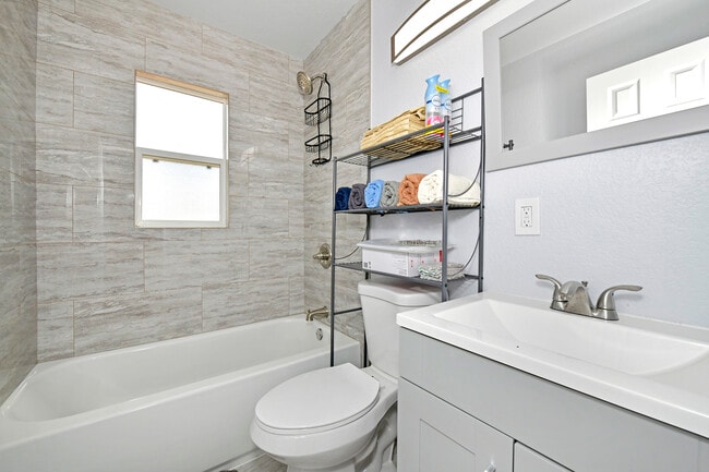 Photo - 1007 E Rio Grande St House