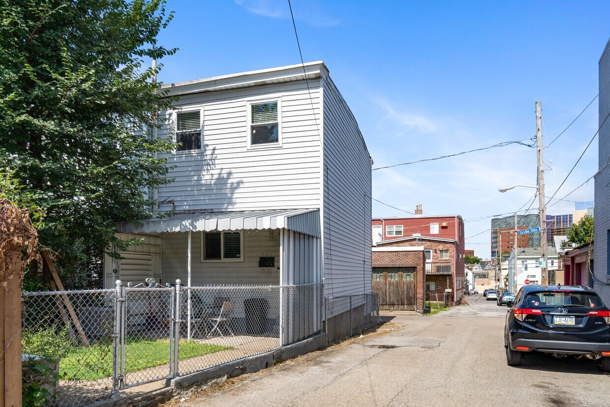 Primary Photo - 206 Taylor St