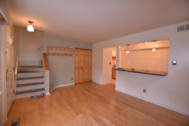 Foto del edificio - 523 Longshore Dr