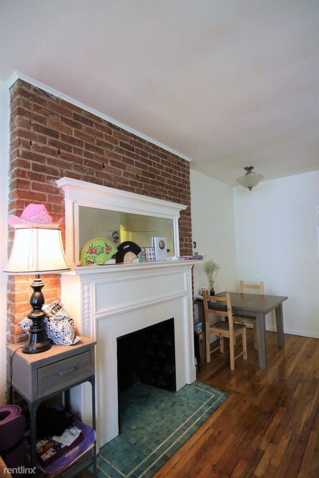 Building Photo - 310 W 81st St
