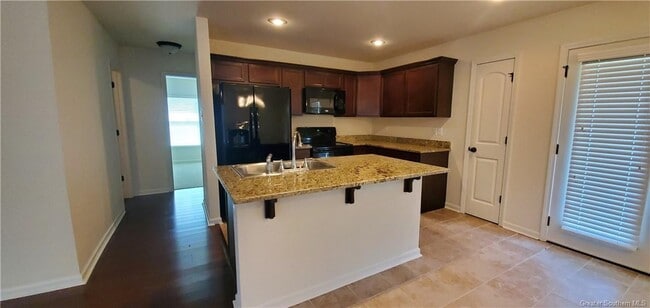 Foto del edificio - 317 Long Hill Dr