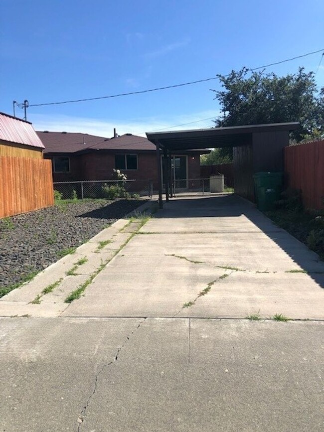 Building Photo - Grand Ronde Duplex