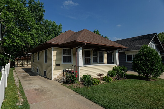 Building Photo - 824 Lebanon St