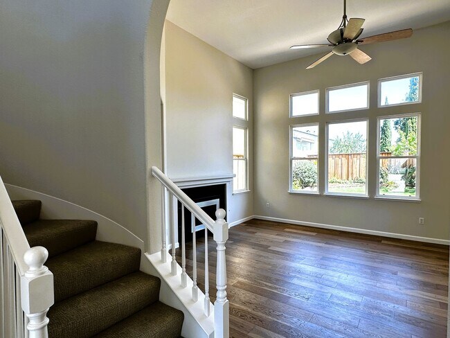 Building Photo - Gorgeous 3 bedroom, 2.5 bathroom home in H...
