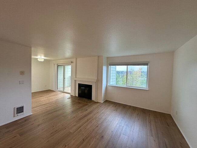 Building Photo - Sterling Heights Condo - Bellevue