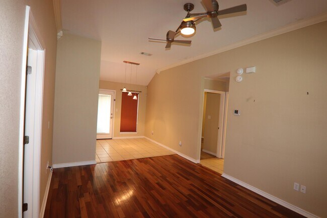 Building Photo - 5825 Shadowbend Cir S