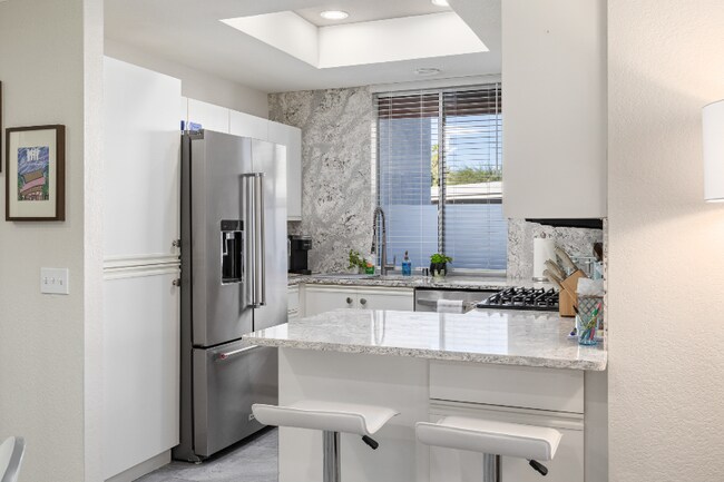 Foto del edificio - 401 El Cielo Rd