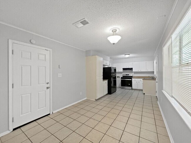 Building Photo - 5680 Chickasaw Dr