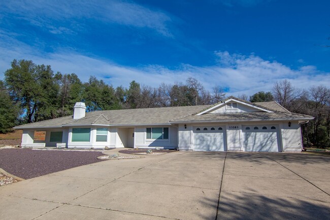 Building Photo - Spacious Home on 3 acres!