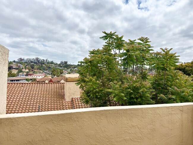 Foto del edificio - Spacious 2 Bedroom Corner Unit