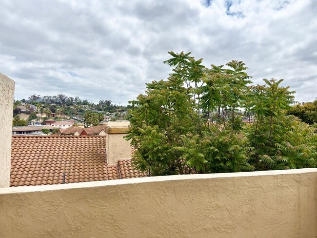 Building Photo - Spacious 2 Bedroom Corner Unit