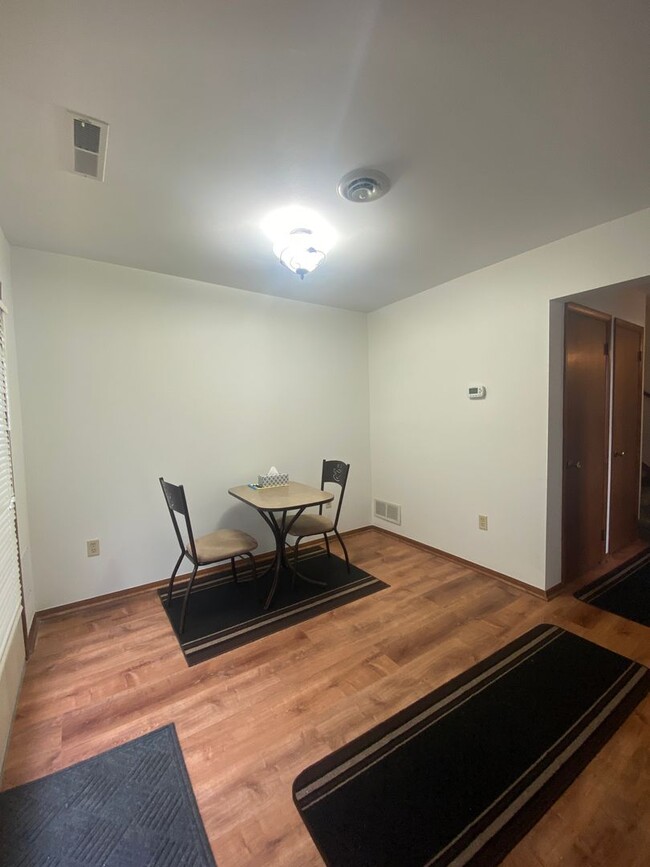 Building Photo - Beautiful, Non-Smoking 1-Bedroom Condo