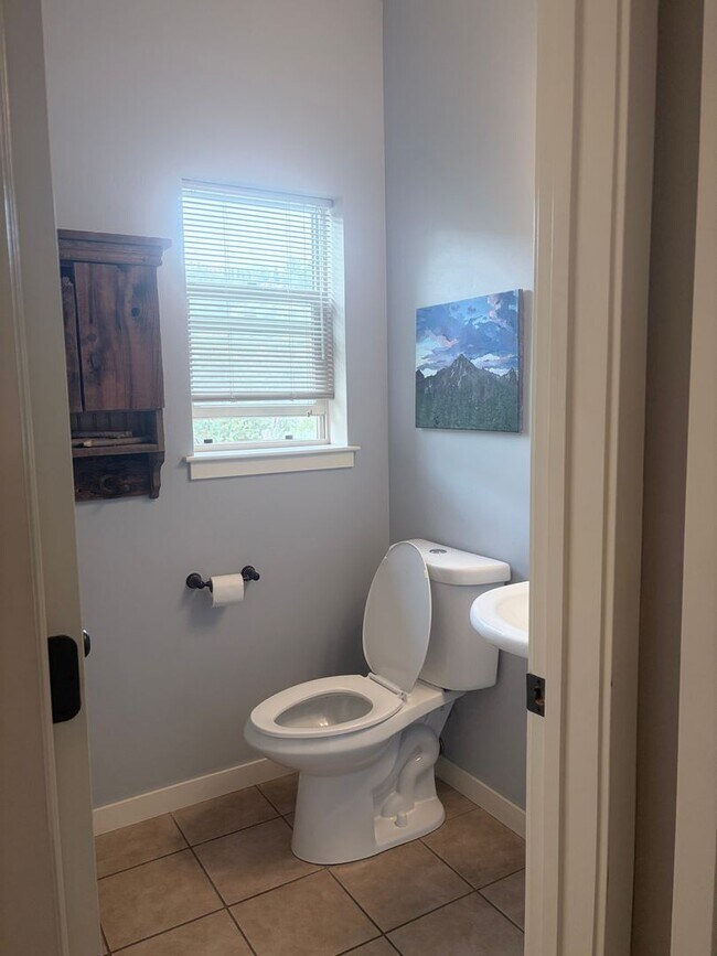 Foto del edificio - Beautiful Lightner Creek Townhome