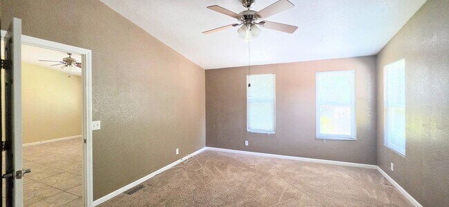 Foto del edificio - 4bed 2bath 3 car garage and Rv Boat Parking- Gorgeous Single Story House