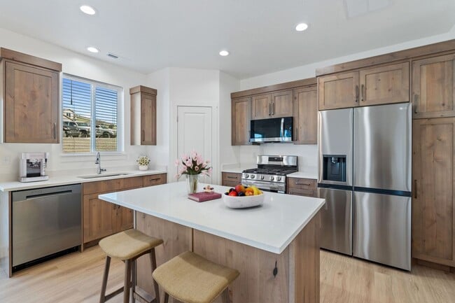 Building Photo - Brand New Luxury 4 Bedroom 2.5 Bath with O...