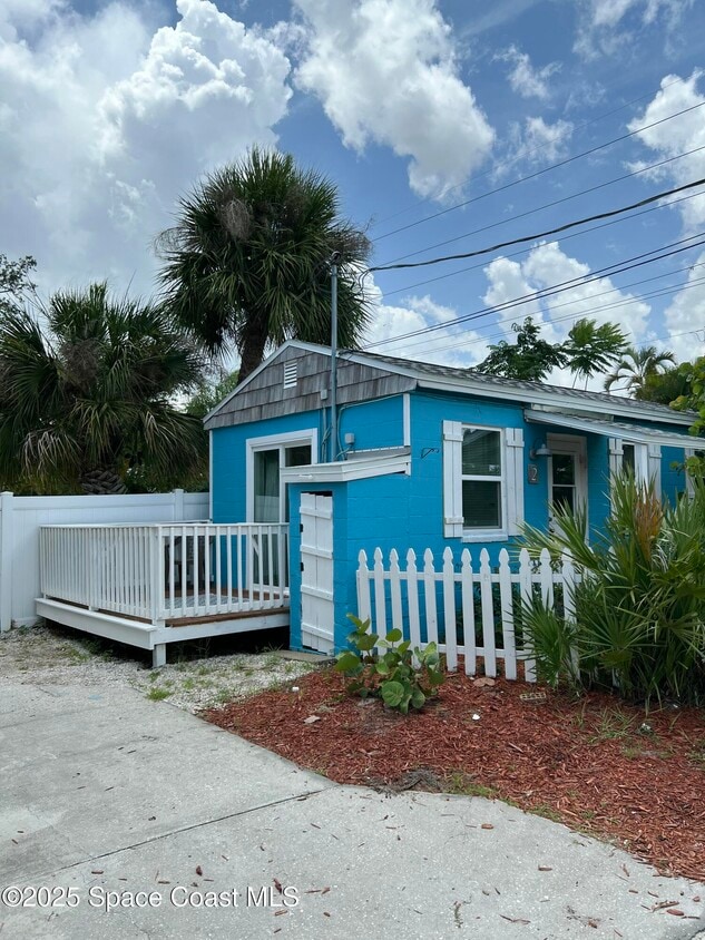 Primary Photo - 2179 Pineapple Ave
