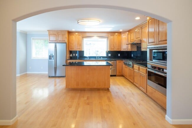 Building Photo - 719 Rosewood Dr