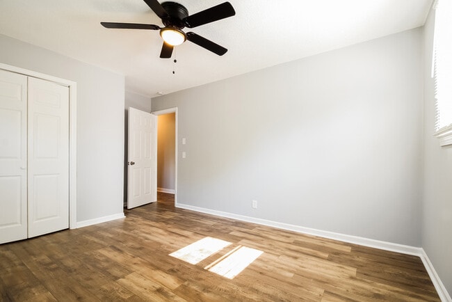 Foto del edificio - 409 Kenmore Dr