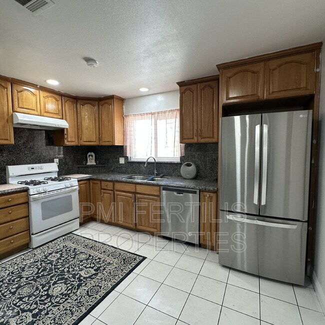 Foto del edificio - 13341 Benton St