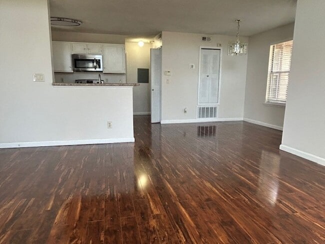 Foto del edificio - 1112 Sandy Ln Dr