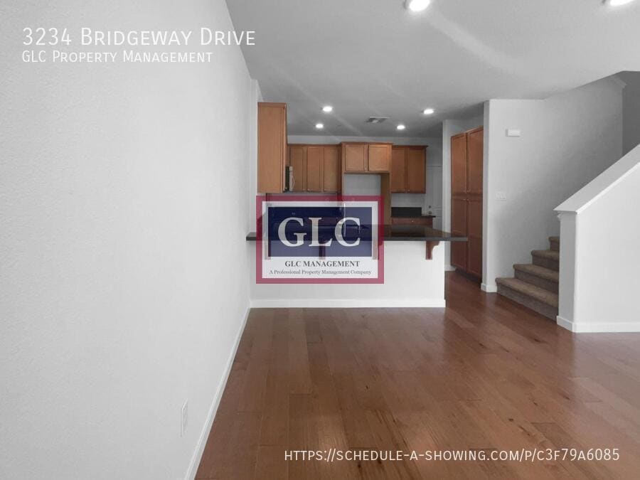 Foto principal - 3234 Bridgeway Dr
