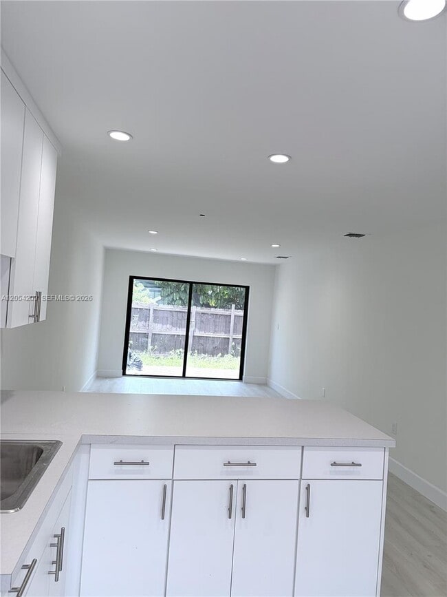 Building Photo - 3809 SW 82nd Ave
