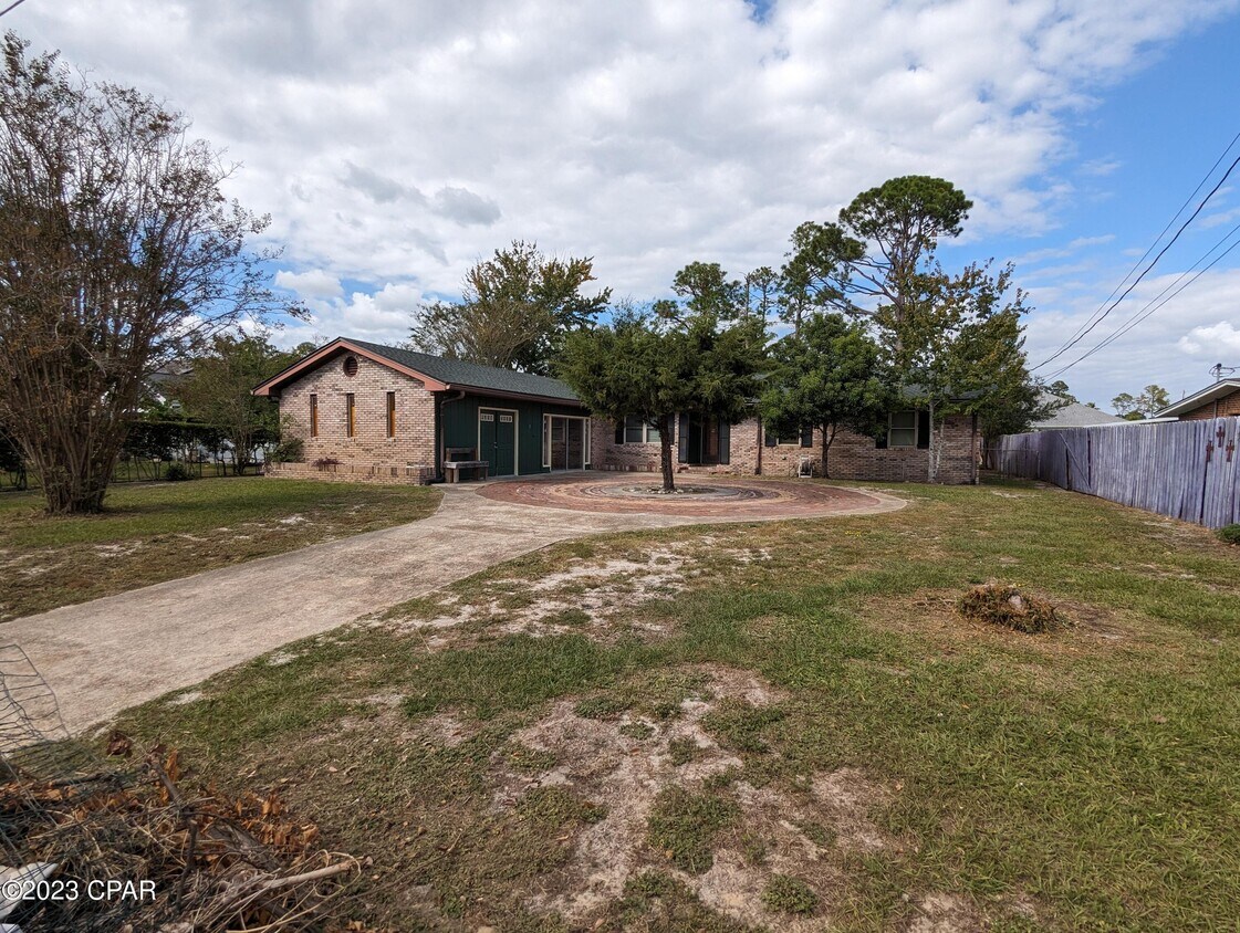 Primary Photo - 205 Greenwood Dr